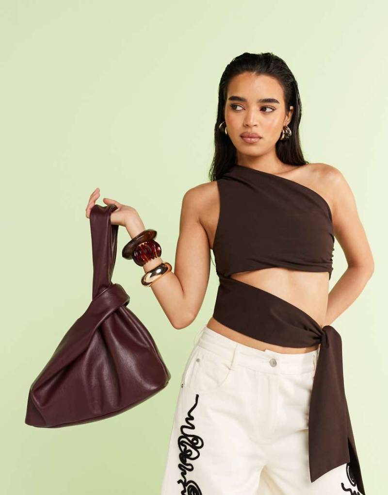 ASOS DESIGN - Clutch in Kirschrot mit übergroßer Schlaufe von ASOS DESIGN
