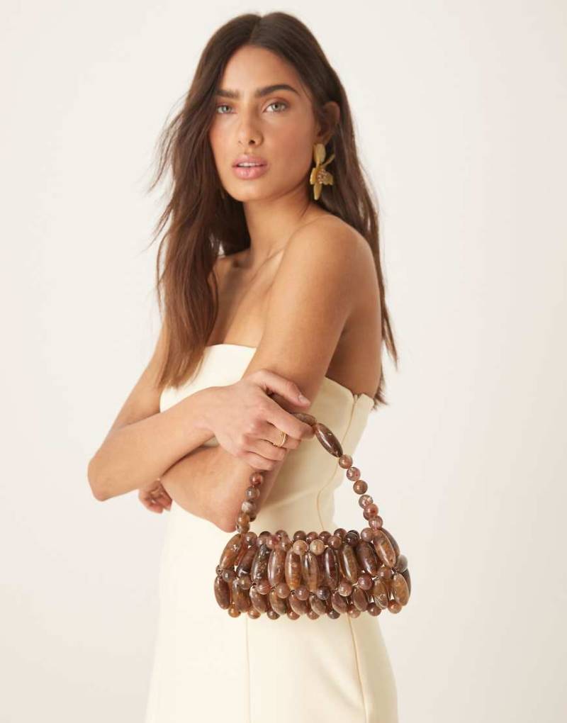 ASOS DESIGN - Clutch in Schokobraun mit Kunstharzperlen von ASOS DESIGN