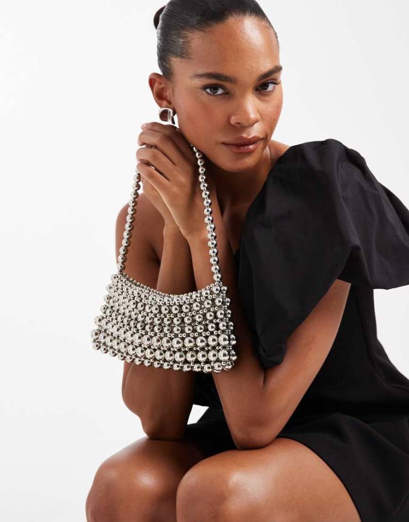ASOS DESIGN - Clutch in Silberoptik mit Metall-Perlen ASOS DESIGN - Clutch in Silberoptik mit Metall-Perlen von ASOS DESIGN