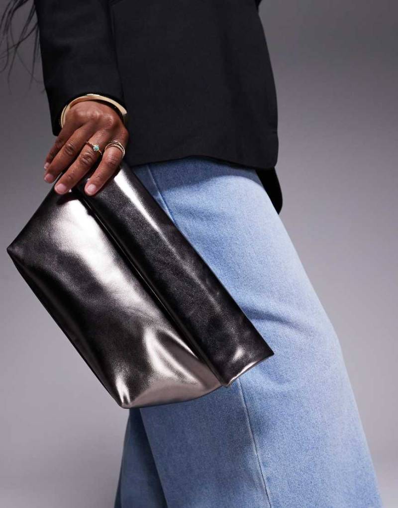 ASOS DESIGN - Clutch in Stahlgrau mit Roll-Top-Verschluss-Silber von ASOS DESIGN