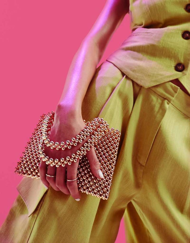 ASOS DESIGN - Clutch mit kleinen Perlenkugeln und Tragegriffen in Goldoptik-Goldfarben von ASOS DESIGN