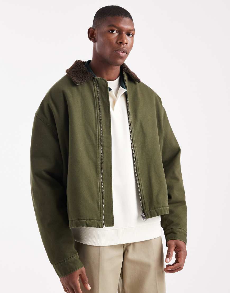 ASOS DESIGN - Coach-Jacke in Olivgrün mit kontrastierendem Kragen aus Teddyfell von ASOS DESIGN