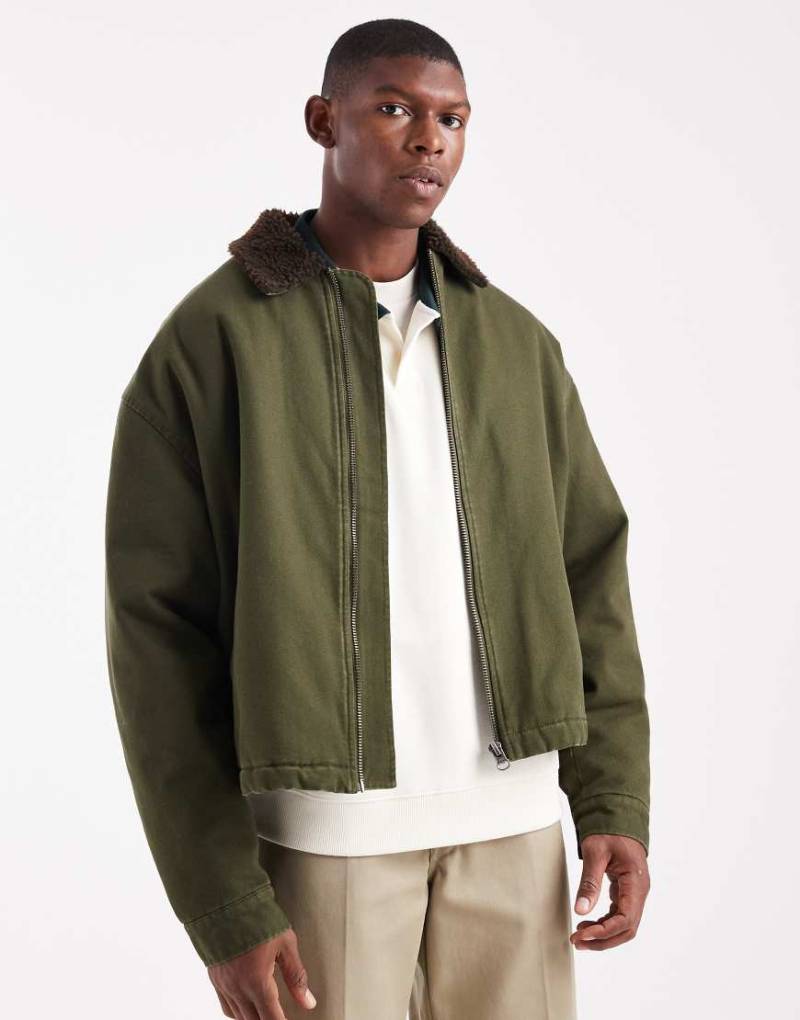 ASOS DESIGN - Coach-Jacke in Olivgrün mit kontrastierendem Kragen aus Teddyfell von ASOS DESIGN