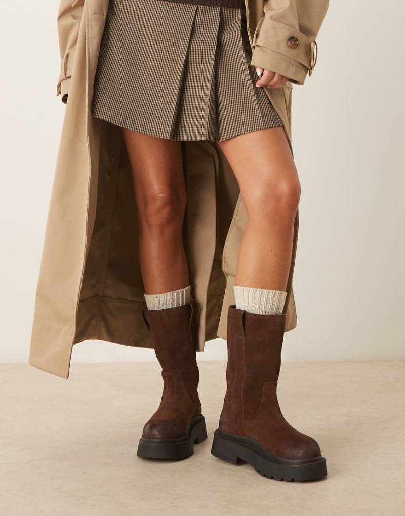 ASOS DESIGN - Coast - Stiefel zum Reinschlüpfen aus Wildleder in Schokobraun mit dicker Sohle-Brown von ASOS DESIGN