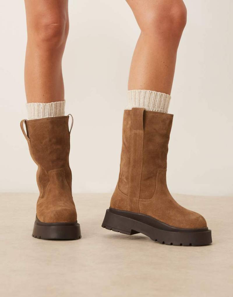 ASOS DESIGN - Coast - Wildleder-Stiefel zum Hineinschlüpfen in Hellbraun mit Lammfellfutter und dicker Sohle-Brown von ASOS DESIGN