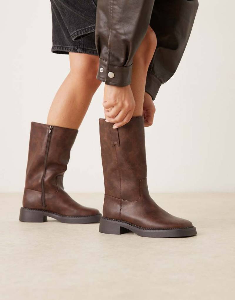 ASOS DESIGN - Colby - Kniehohe Stiefel zum Reinschlüpfen im Trucker-Stil in Braun-Brown von ASOS DESIGN