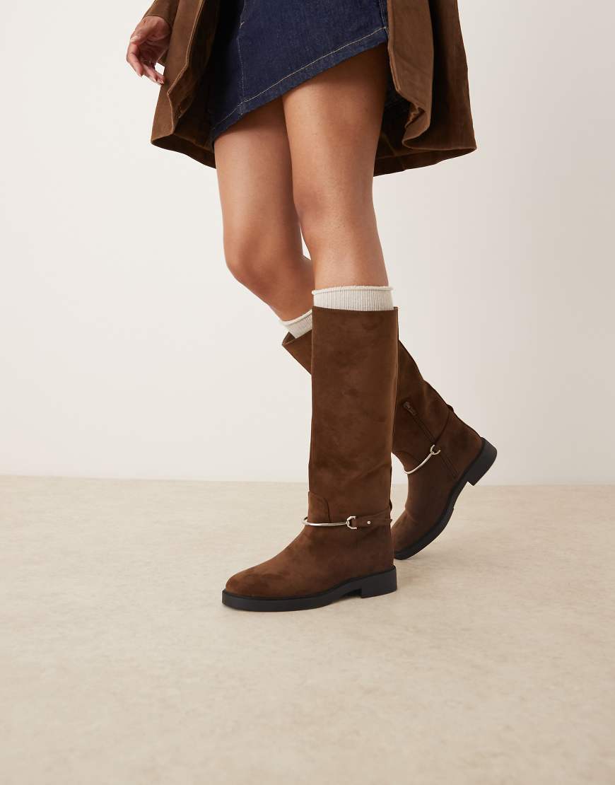 ASOS DESIGN - Cole - Flache, kniehohe Reitstiefel aus Wildlederimitat in Schokobraun mit Verzierung von ASOS DESIGN
