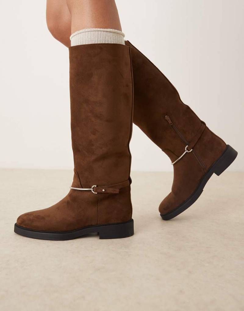 ASOS DESIGN - Cole - Flache, kniehohe Reitstiefel aus Wildlederimitat in Schokobraun mit Verzierung von ASOS DESIGN