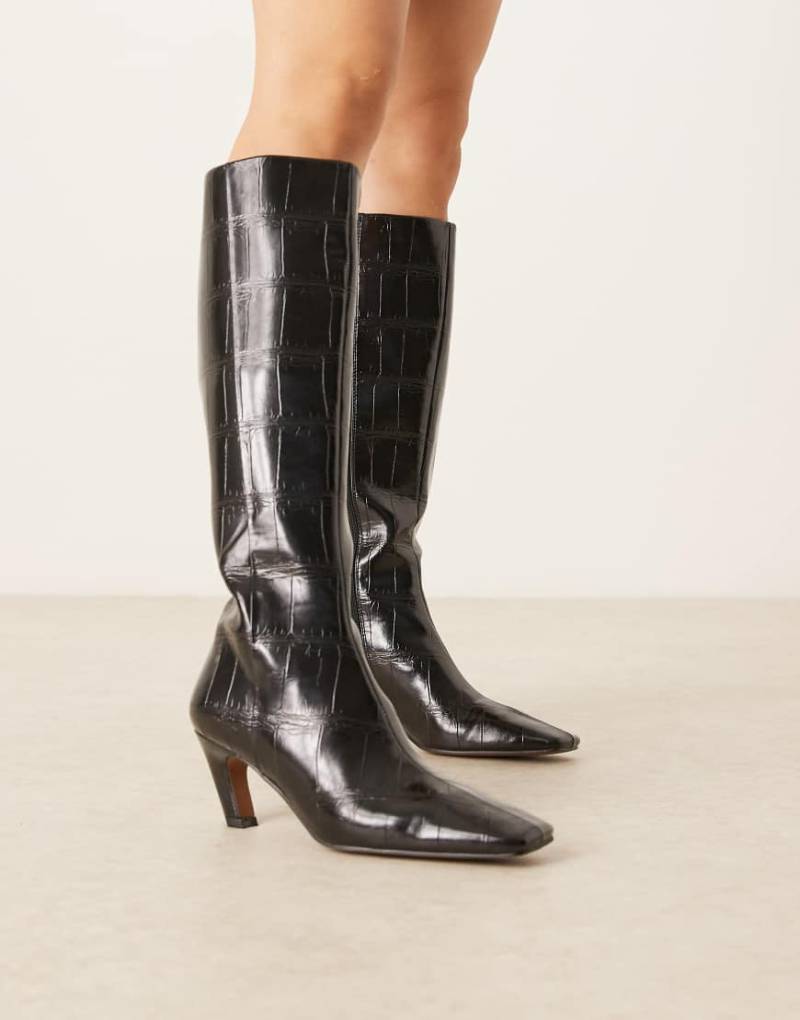 ASOS DESIGN - Colette - Kniehohe Stiefel in Kroko-Schwarz mit kantiger Spitze von ASOS DESIGN