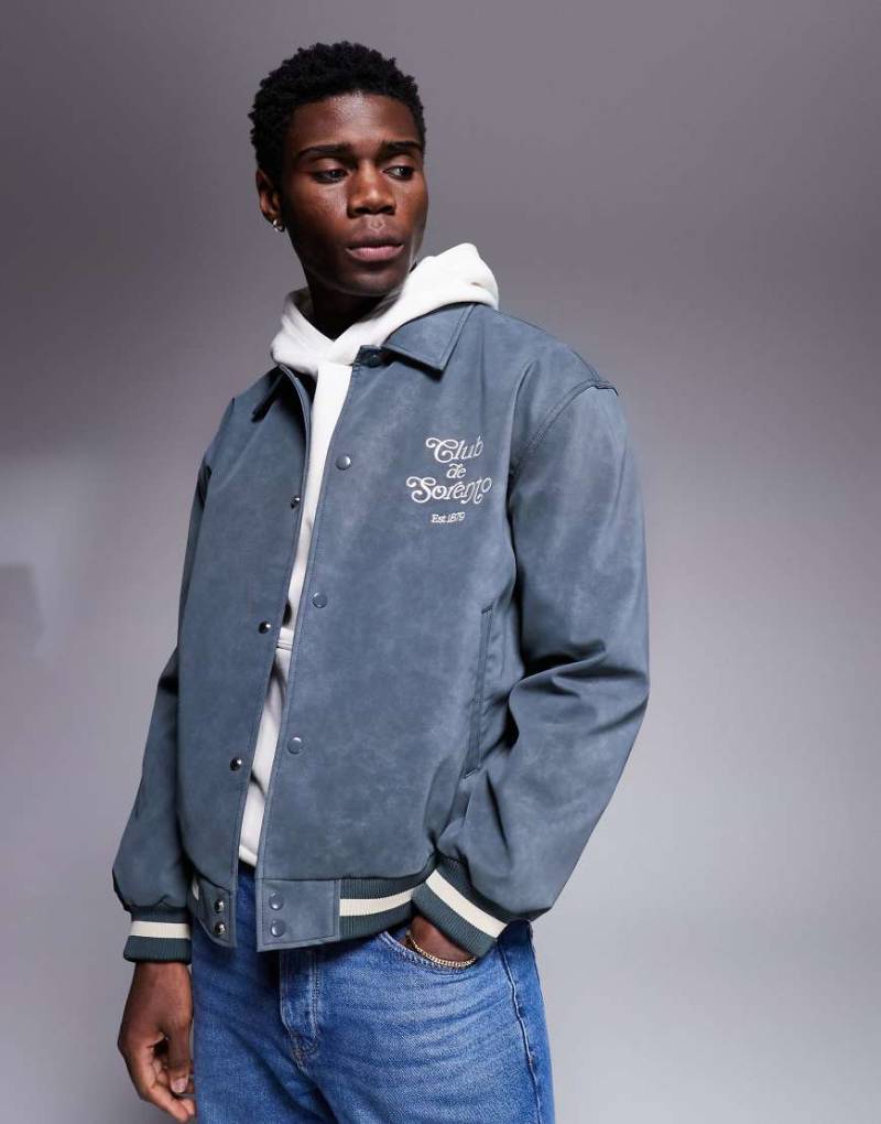 ASOS DESIGN - College-Jacke aus Wildlederimitat in Grau mit Oversize-Passform von ASOS DESIGN