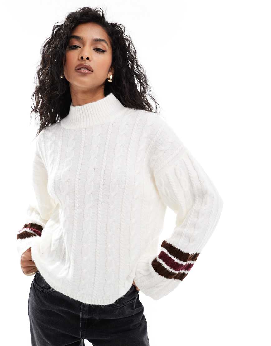 ASOS DESIGN - College-Strickpullover in Ecru mit Zopfmuster-Weiß von ASOS DESIGN