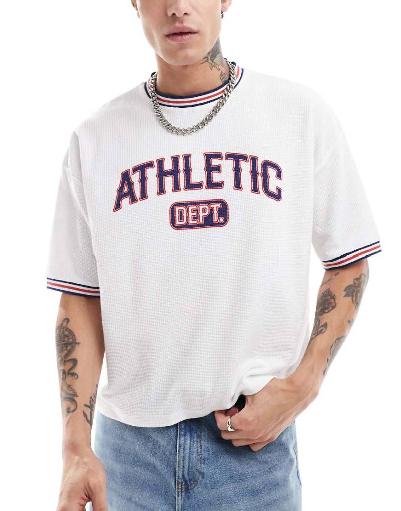 ASOS DESIGN - College-T-Shirt in Weiß mit „Athletic"-Brustprint und kastigem Oversize-Schnitt von ASOS DESIGN