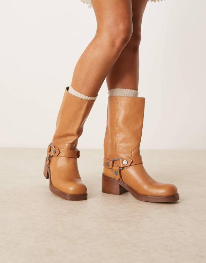 ASOS DESIGN - Colton - Kniehohe Trucker-Stiefel aus hochwertigem Leder in Camel mit Riemen-Neutral von ASOS DESIGN