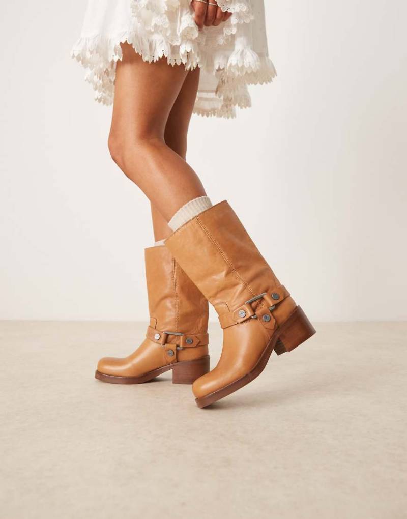 ASOS DESIGN - Colton - Kniehohe Trucker-Stiefel aus hochwertigem Leder in Camel mit Riemen-Neutral von ASOS DESIGN