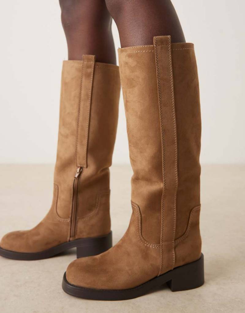 ASOS DESIGN - Conan - Klobige Stiefel zum Hineinschlüpfen aus sandfarbenem Wildlederimitat-Brown von ASOS DESIGN