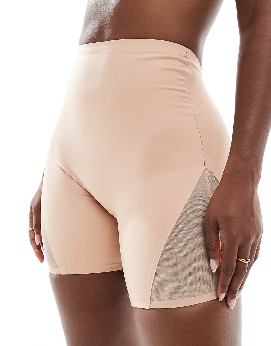 ASOS DESIGN - Contouring - Figurformende Shorts in Beige mit Netzstoff, tieferem Schnitt hinten und mittlerem Halt-Neutral ASOS DESIGN - Contouring - Figurformende Shorts in Beige mit Netzstoff, tieferem Schnitt hinten und mittlerem Halt-Neutral von ASOS DESIGN