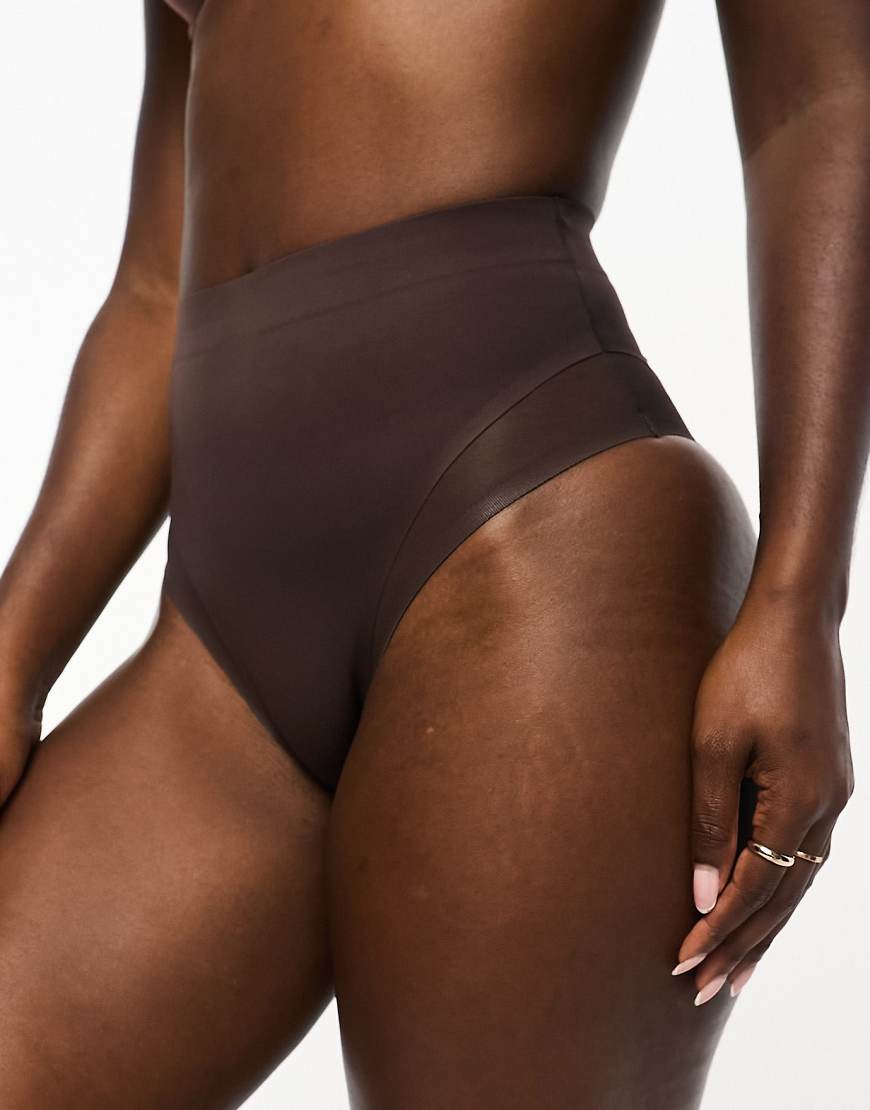 ASOS DESIGN - Contouring - Figurformender Slip in Braun mit mittlerem Halt, hohem Bund und Netzstoff-Einsatz ASOS DESIGN - Contouring - Figurformender Slip in Braun mit mittlerem Halt, hohem Bund und Netzstoff-Einsatz von ASOS DESIGN