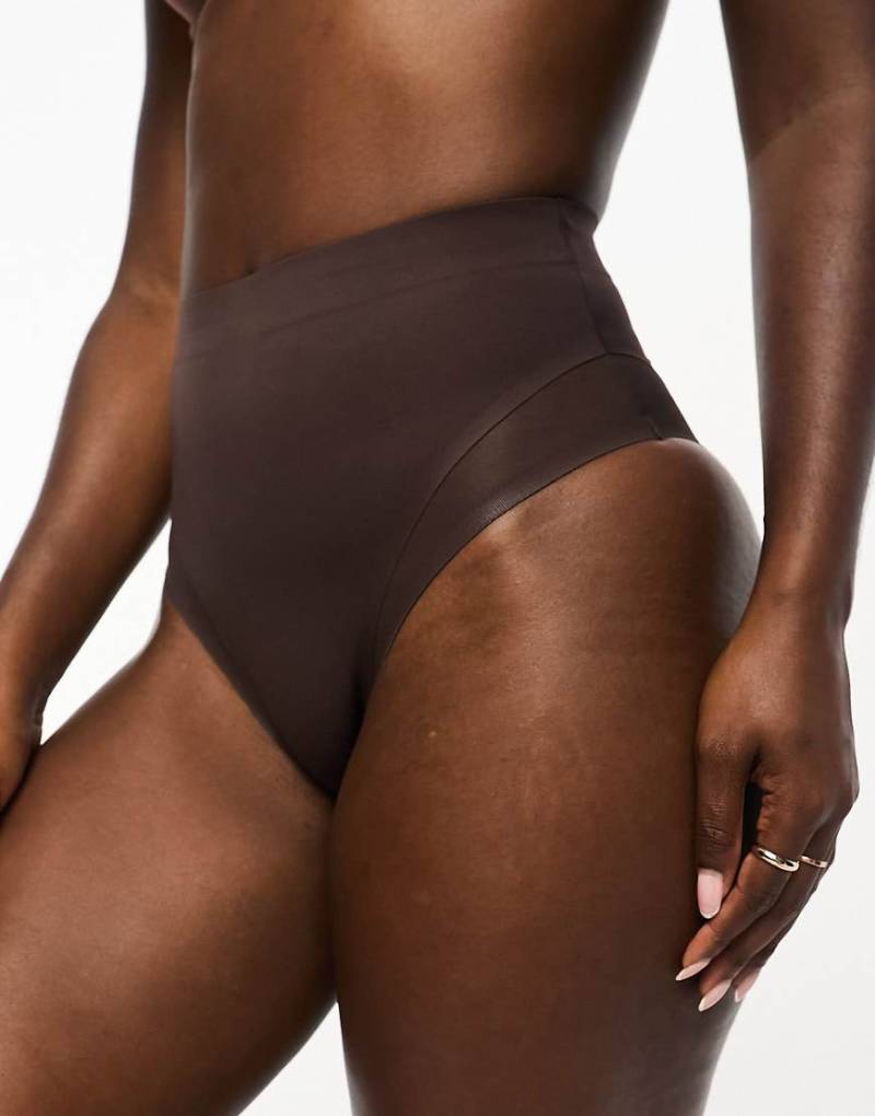 ASOS DESIGN - Contouring - Figurformender Slip in Braun mit mittlerem Halt, hohem Bund und Netzstoff-Einsatz von ASOS DESIGN