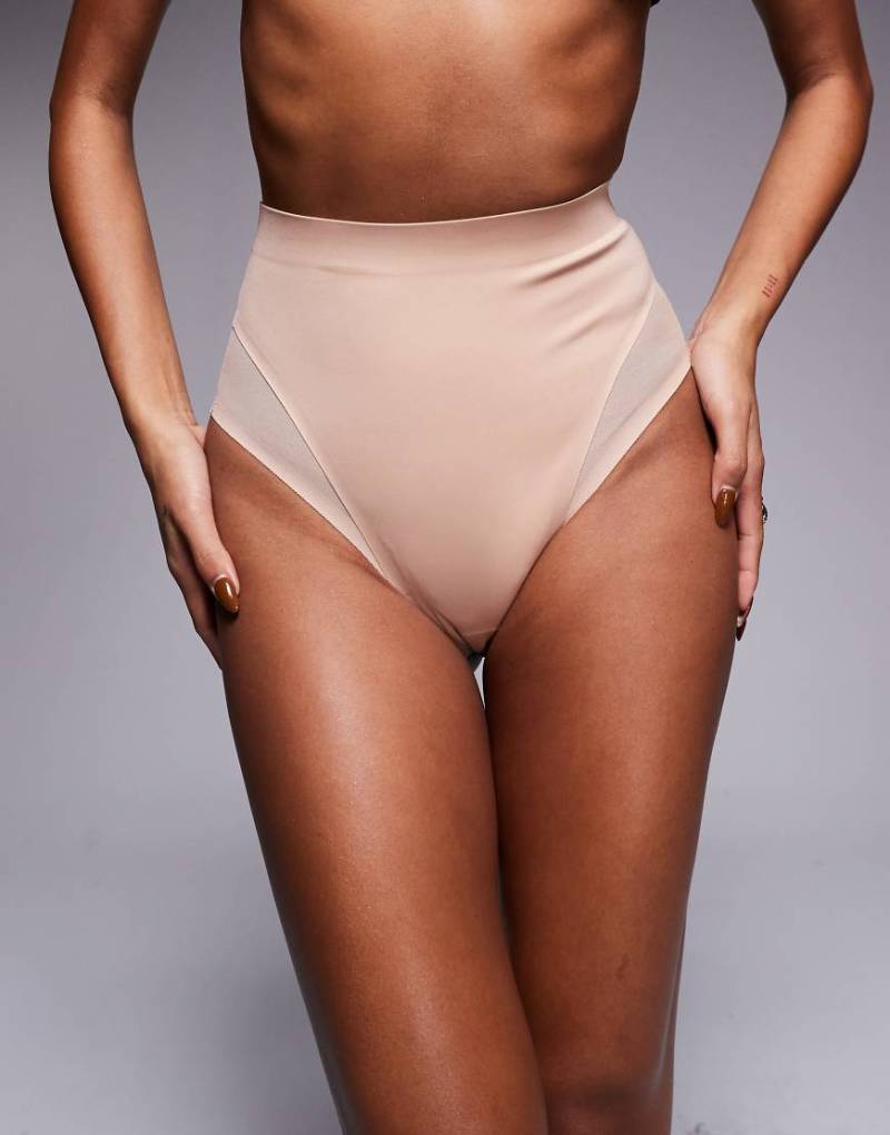 ASOS DESIGN - Contouring - Figurformender Tanga in Beige mit mittlerem Halt, hohem Bund und Netzstoff-Einsatz-Neutral von ASOS DESIGN