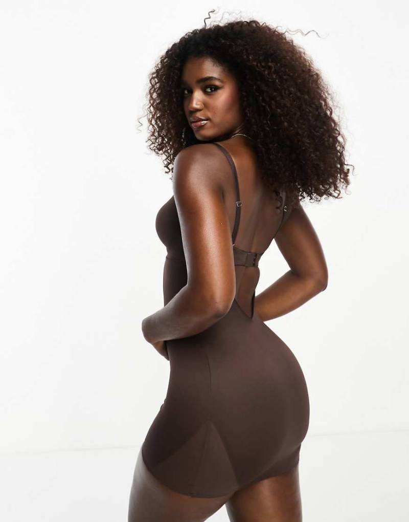 ASOS DESIGN - Contouring - Figurformendes Unterkleid in Braun mit mittlerem Halt und tiefem Rückenausschnitt von ASOS DESIGN