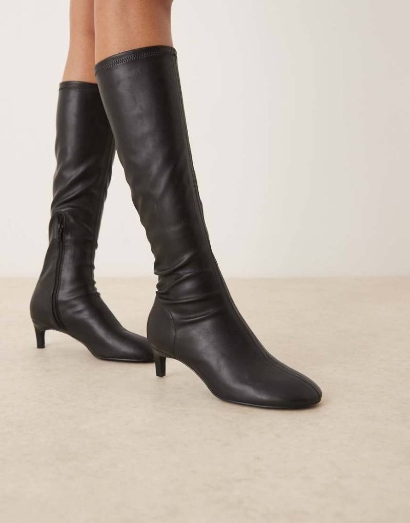 ASOS DESIGN - Coral - Kniehohe Stiefel in Schwarz mit runder Zehenpartie und eng anliegendem Schaft ASOS DESIGN - Coral - Kniehohe Stiefel in Schwarz mit runder Zehenpartie und eng anliegendem Schaft von ASOS DESIGN