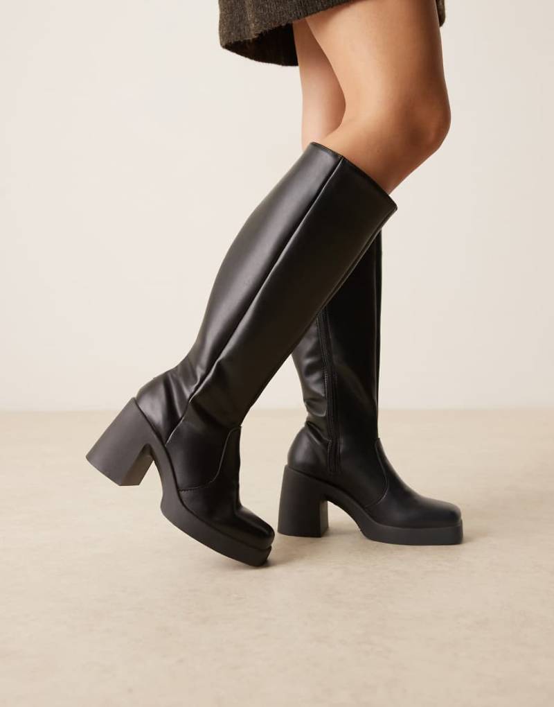ASOS DESIGN - Coraline - Kniehohe PU-Stiefel in Schwarz mit eckiger Zehenpartie und Absatz von ASOS DESIGN
