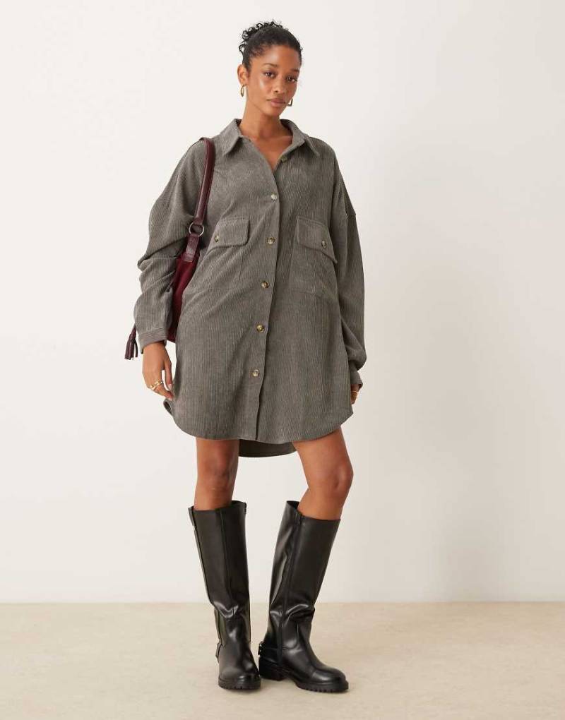 ASOS DESIGN - Cord-Hemdblusenkleid in Anthrazit mit tief angesetzten Taschen und Oversize-Schnitt-Grau von ASOS DESIGN