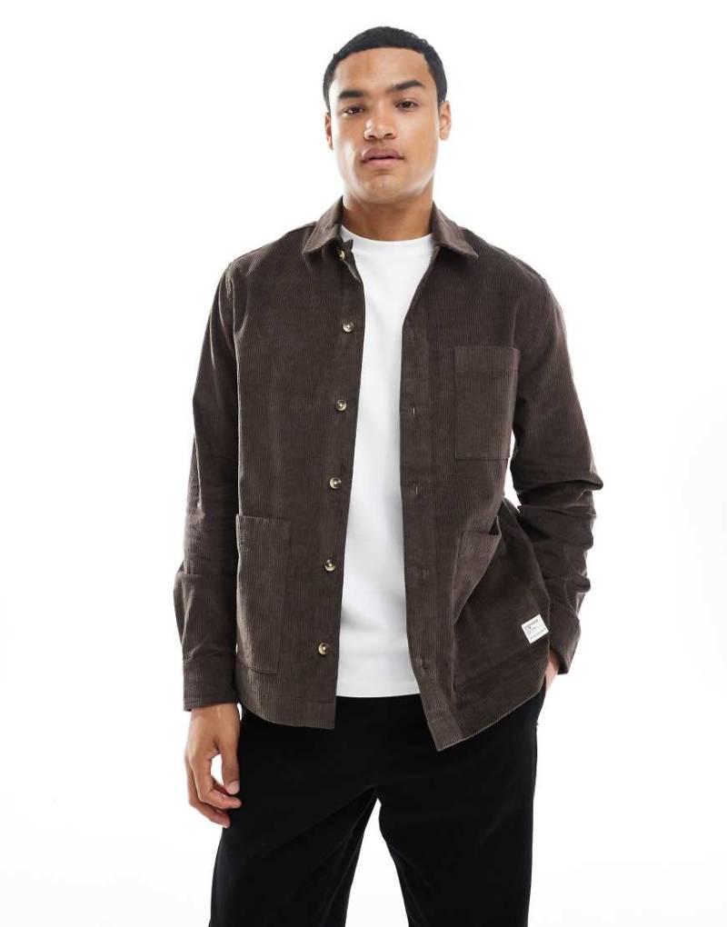 ASOS DESIGN - Cord-Hemdjacke in intensivem Braun mit Aufnäher-Detail-Brown von ASOS DESIGN