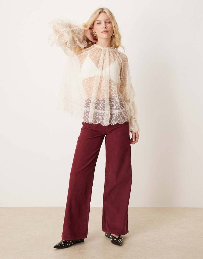 ASOS DESIGN - Cord-Hose in Burgunderrot mit aufgesetzter Tasche und weitem Bein von ASOS DESIGN