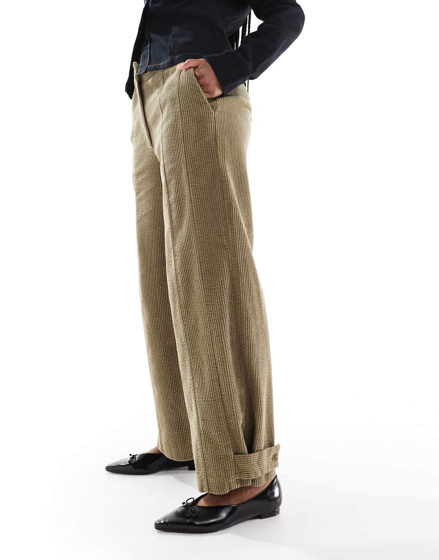 ASOS DESIGN - Cord-Hose in Khaki mit Ziernaht und Laschendetail-Grün ASOS DESIGN - Cord-Hose in Khaki mit Ziernaht und Laschendetail-Grün von ASOS DESIGN
