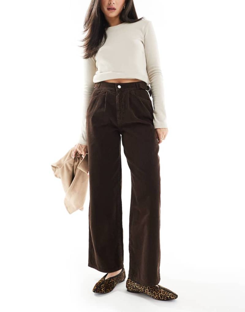 ASOS DESIGN - Cord-Jeans in Braun mit elastischem Detail an der Seite von ASOS DESIGN