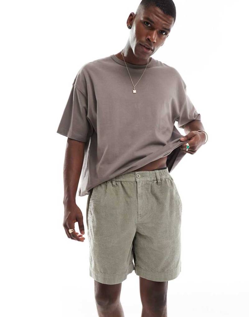 ASOS DESIGN - Cord-Shorts in Khaki mit Workwear-Aufnäher-Grün von ASOS DESIGN