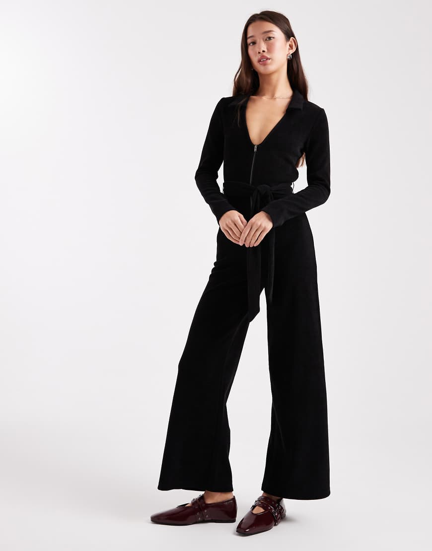 ASOS DESIGN - Cord-Jumpsuit in Schwarz mit Reißverschluss, Kragen und weitem Bein von ASOS DESIGN