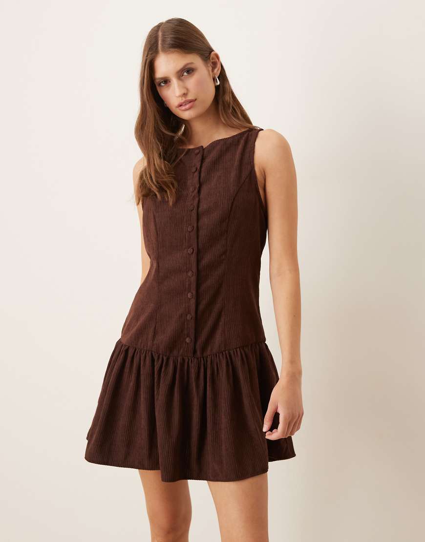 ASOS DESIGN - Cord-Minikleid in Schokobraun mit tiefer Taille, U-Boot-Ausschnitt und Knopfleiste-Brown ASOS DESIGN - Cord-Minikleid in Schokobraun mit tiefer Taille, U-Boot-Ausschnitt und Knopfleiste-Brown von ASOS DESIGN