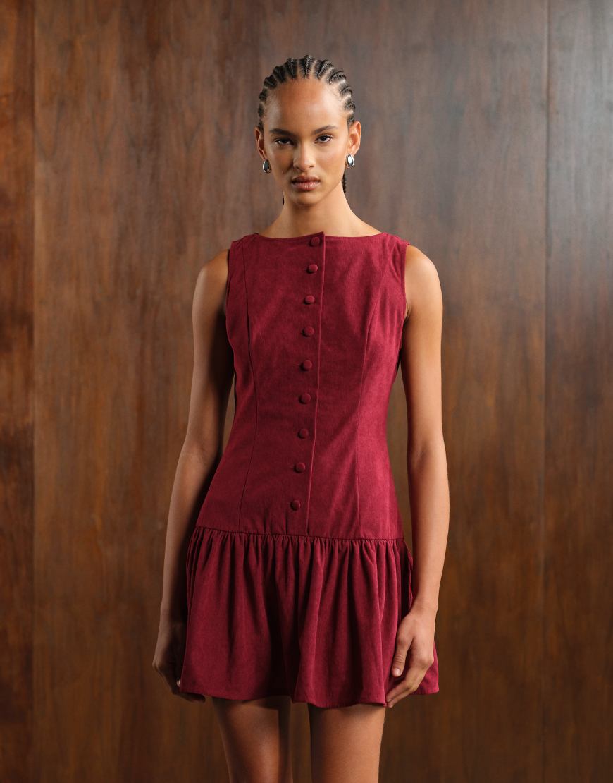 ASOS DESIGN - Cord-Minikleid in tiefem Kirschrot mit tiefer Taille, U-Boot-Ausschnitt und Knopfleiste von ASOS DESIGN