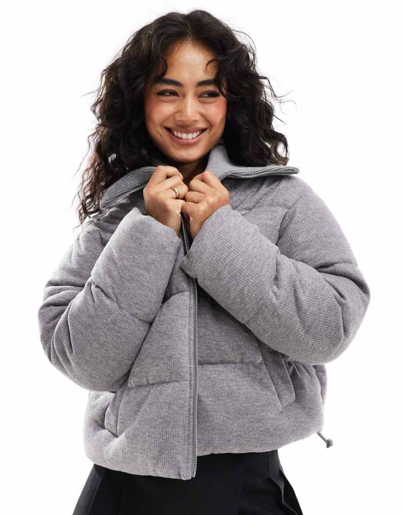 ASOS DESIGN - Cord-Pufferjacke in Grau mit Strickkragen-Weiß von ASOS DESIGN