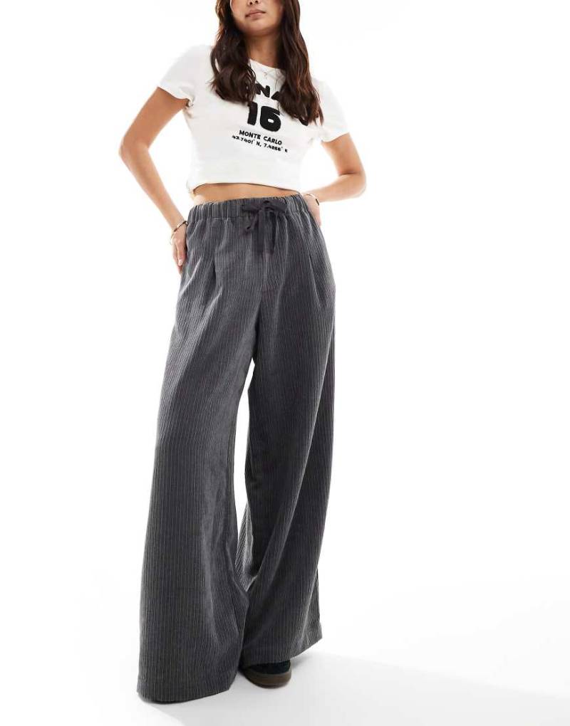 ASOS DESIGN - Cord-Schlupfhose in Grau mit weitem Schnitt von ASOS DESIGN