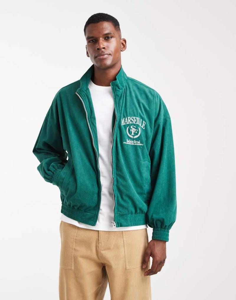 ASOS DESIGN - Cord-Trainingsjacke in Grün mit Stickerei und Oversize-Schnitt von ASOS DESIGN