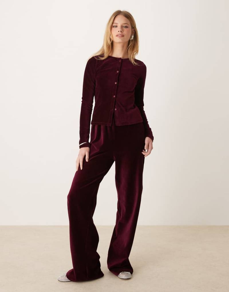 ASOS DESIGN - Cordhose aus Samt in Burgunderrot mit weitem Bein von ASOS DESIGN