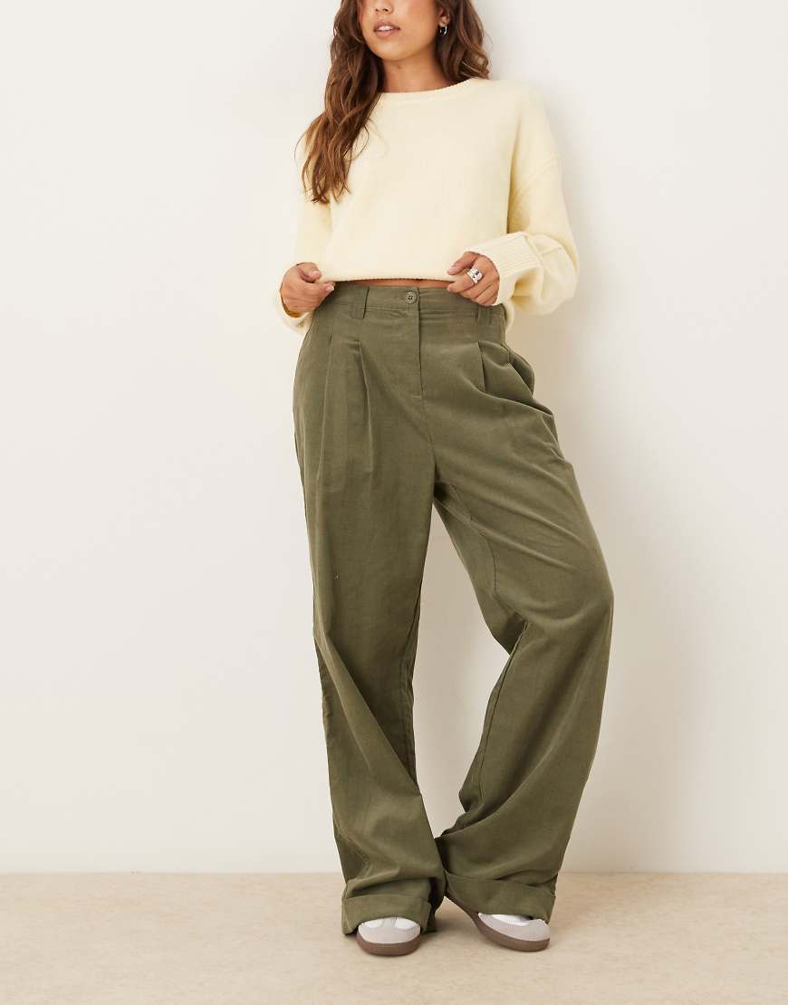 ASOS DESIGN - Cordhose in Khaki mit weitem Bein und Krempelsaum-Grün von ASOS DESIGN