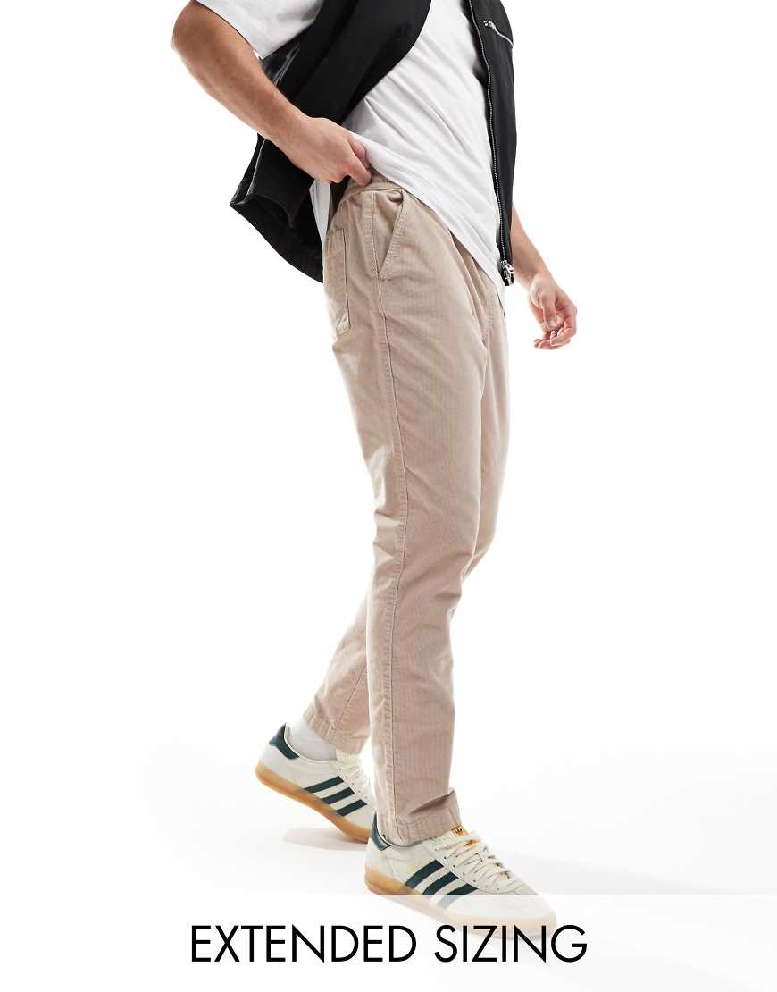ASOS DESIGN - Cordhose in Taupe mit konischer Passform und elastischem Bund-Neutral von ASOS DESIGN