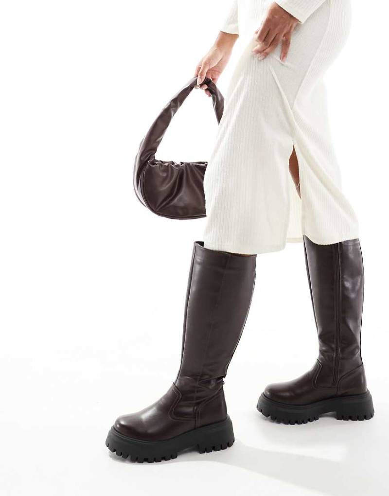 ASOS DESIGN - Corey - Flache, kniehohe Stiefel in Braun mit dicker Sohle von ASOS DESIGN