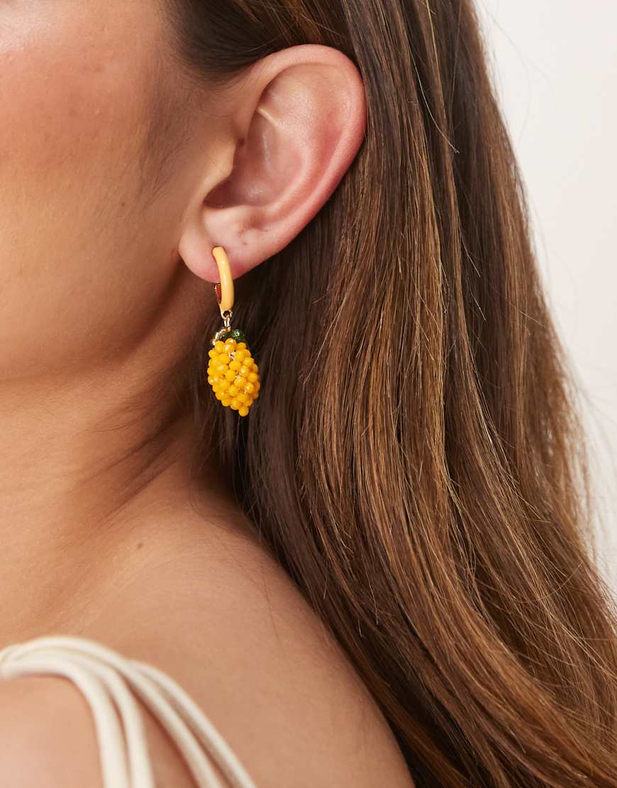 ASOS DESIGN - Creolen in Gelb mit Zitronenanhängern mit Mini-Perlenbesatz von ASOS DESIGN