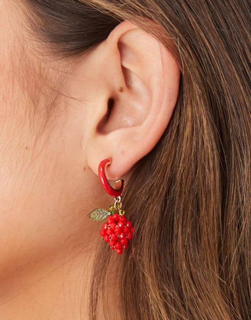 ASOS DESIGN - Creolen in Rot mit kleinen Perlen in Erdbeeroptik von ASOS DESIGN