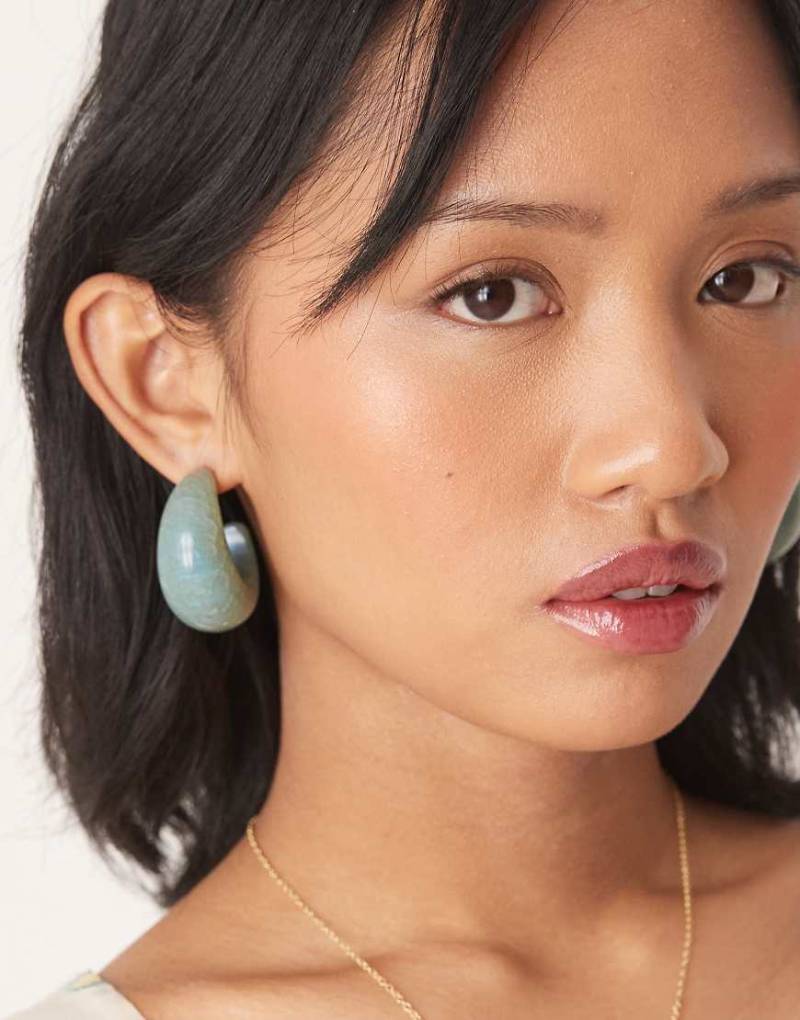 ASOS DESIGN - Creolen in Salbeigrün von ASOS DESIGN