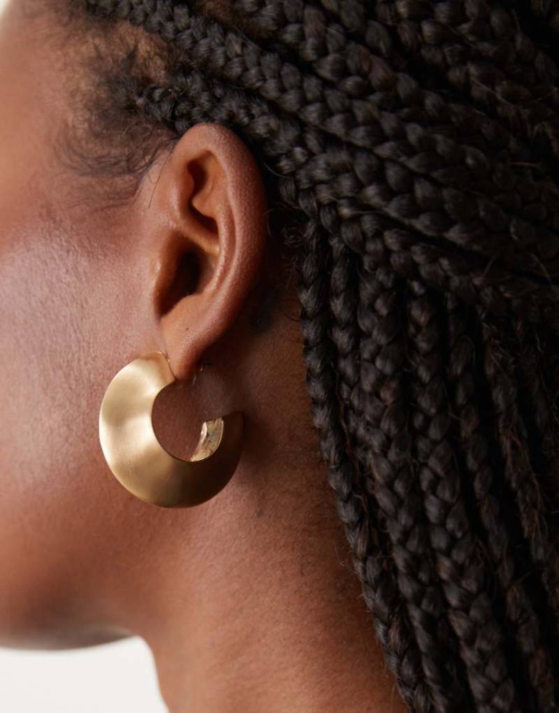ASOS DESIGN - Creolen in gebürstetem Gold-Look mit markanter Form-Goldfarben von ASOS DESIGN