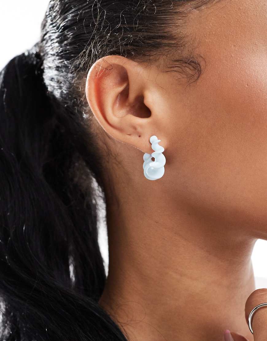 ASOS DESIGN - Creolen mit gedrehtem Klickverschluss in Blau von ASOS DESIGN