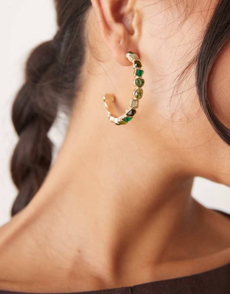 ASOS DESIGN - Creolen mit gefassten, künstlichen Halbedelsteinen in Grün von ASOS DESIGN