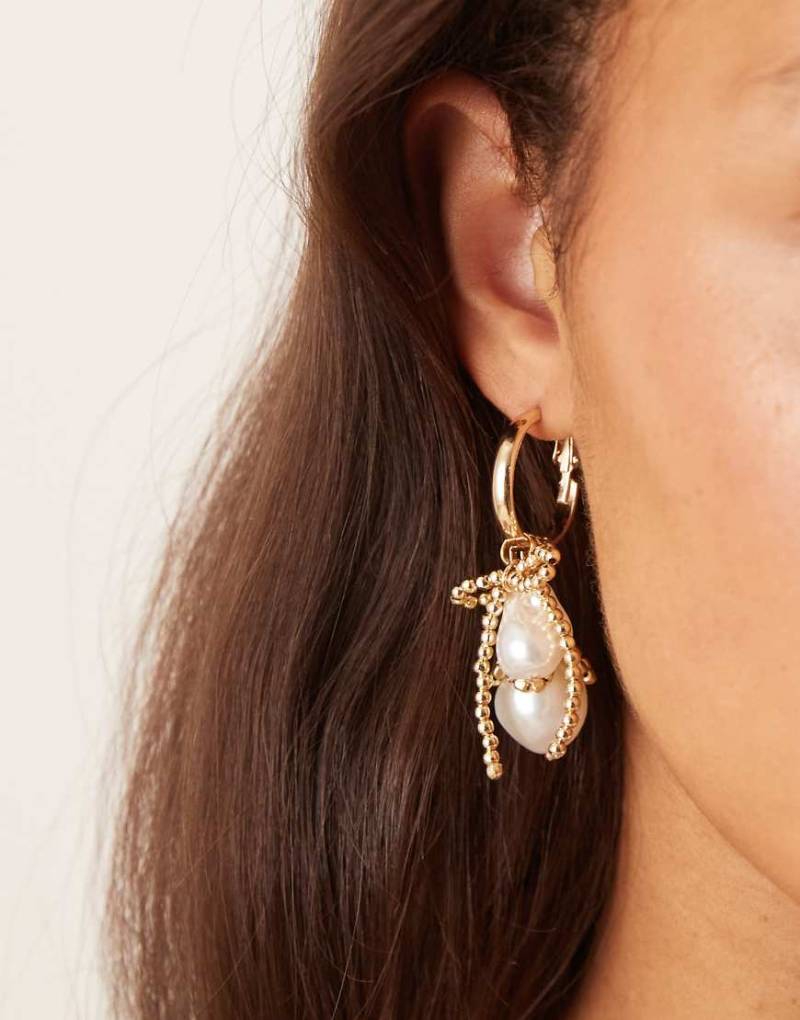 ASOS DESIGN - Creolen mit goldfarbenen Quasten und Kunstperlen-Anhängern von ASOS DESIGN