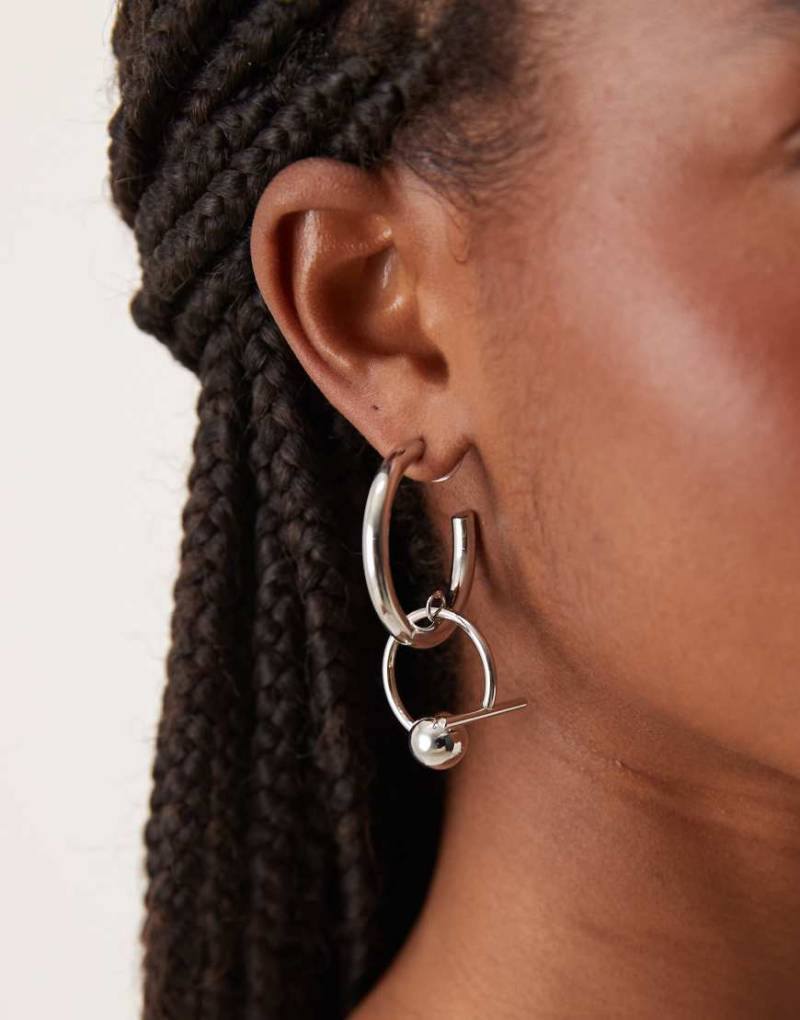 ASOS DESIGN - Creolen mit kugelförmigem, abstraktem Design in Silberoptik von ASOS DESIGN